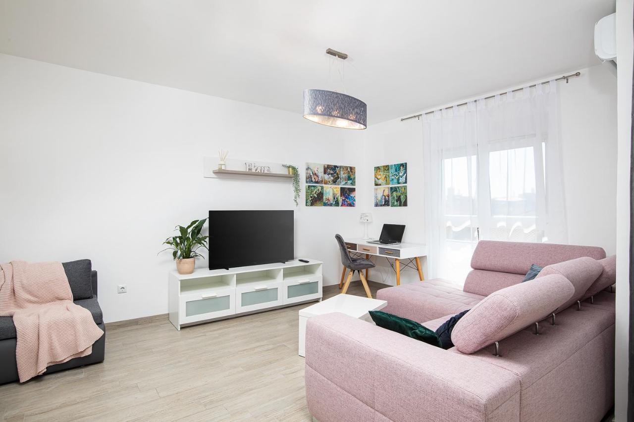 Stylish City Stay With Balcony & Free Parking Pula Exterior photo