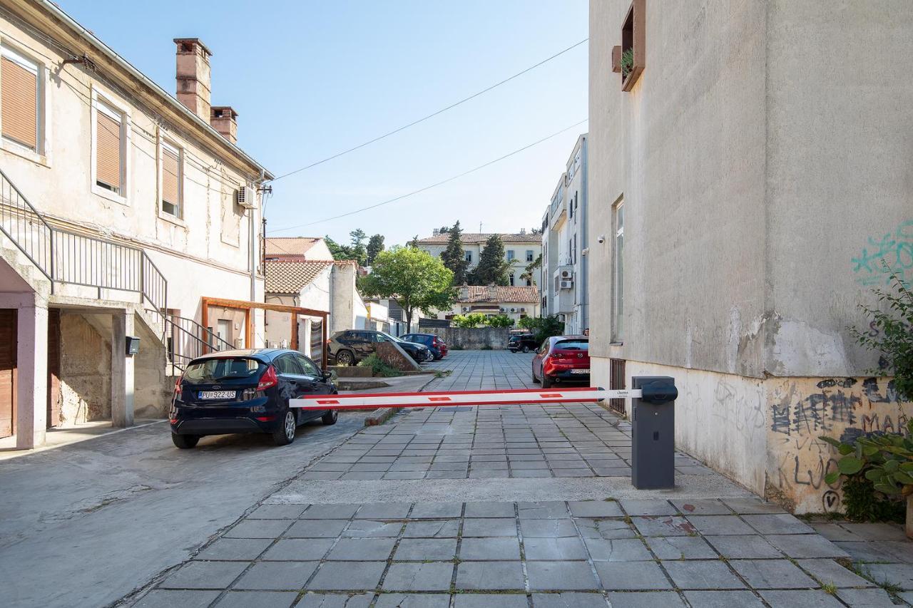 Stylish City Stay With Balcony & Free Parking Pula Exterior photo